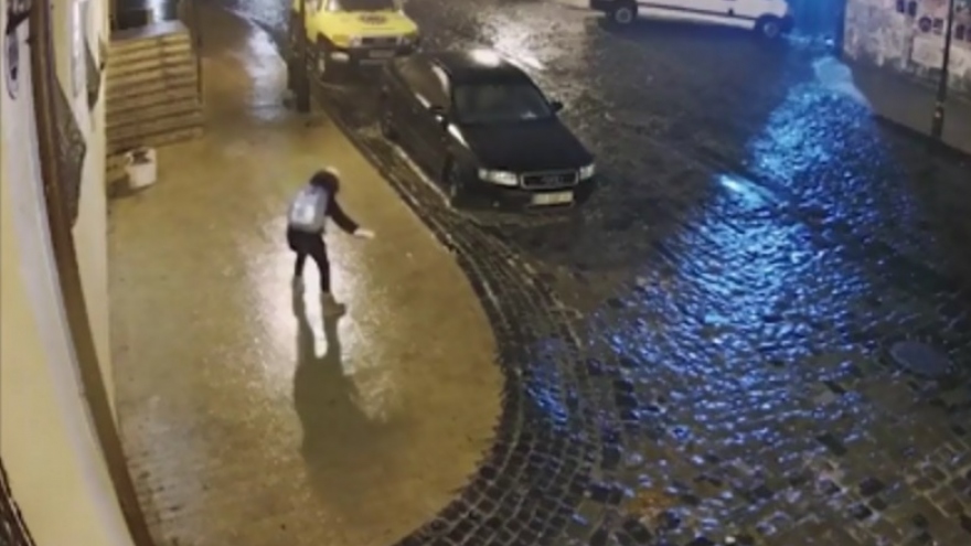Bất ngờ về vỉa hè ở thủ đô Kiev (Ukraine) trơn trượt như băng