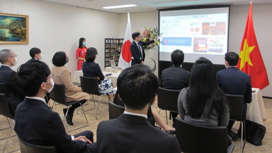 Japanese firms provide aid for over 1,060 pandemic-hit Vietnamese students