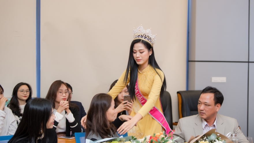 Chuyện showbiz: Hoa hậu Đỗ Thị Hà bật khóc khi về lại trường KTQD