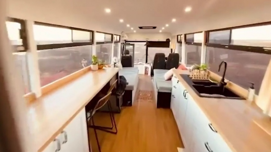 Video: Ấn tượng ngôi nhà trong mơ đầy đủ tiện nghi trên chiếc xe bus cũ