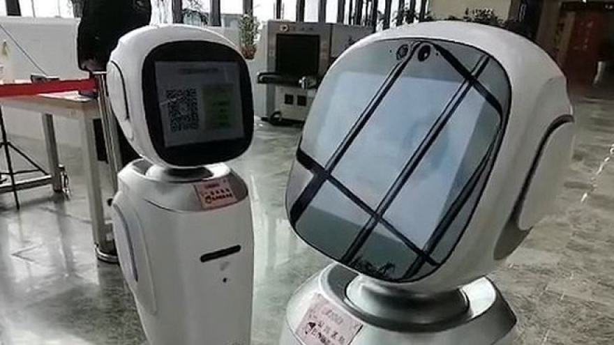 Hai robot cãi nhau trong thư viện ở Trung Quốc