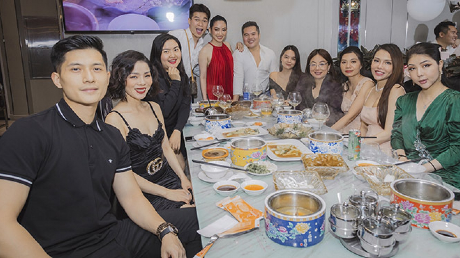 Chuyện showbiz: Lệ Quyên được “tình trẻ” tháp tùng dự sinh nhật