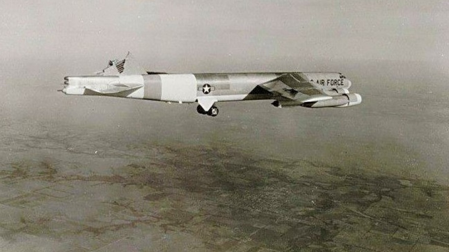 Chuyện hy hữu: Máy bay ném bom B-52H mất đuôi đứng và lái hướng vẫn hạ cánh an toàn