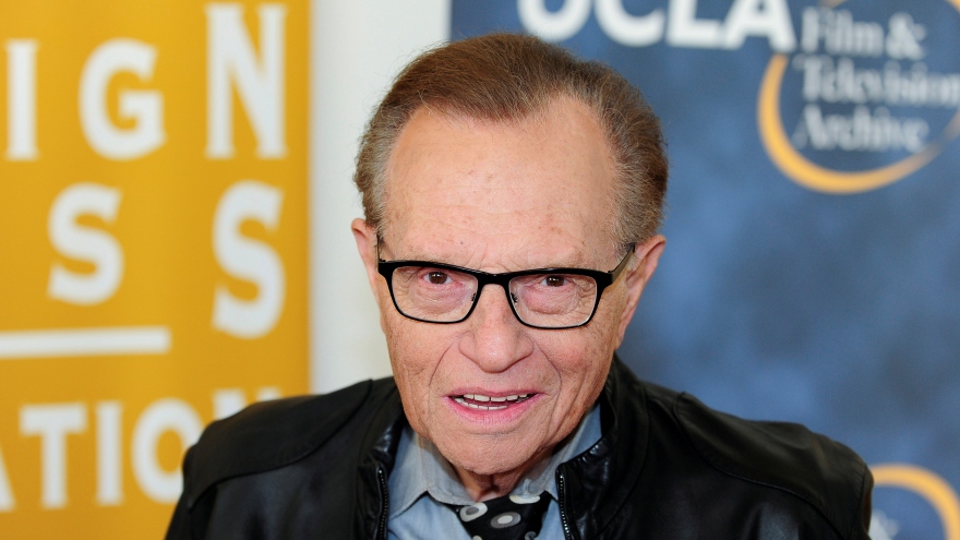 Huyền thoại dẫn chương trình của CNN Larry King qua đời ở tuổi 87