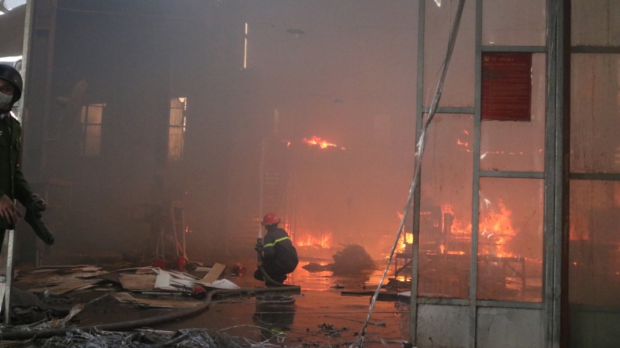 Nóng: Đang cháy lớn tại xưởng gỗ ở Hải Phòng