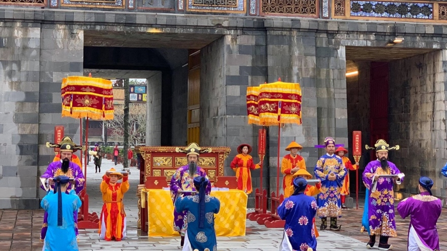 Tái hiện Lễ Ban Sóc triều Nguyễn và đón du khách đầu tiên đến tham quan Khu di sản Huế