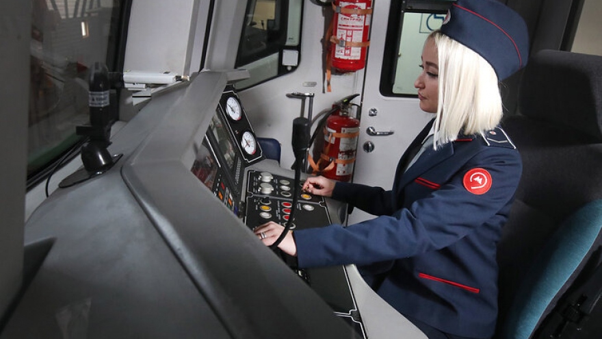 Nga có những nữ lái tàu điện đầu tiên đi làm trong tàu điện ngầm