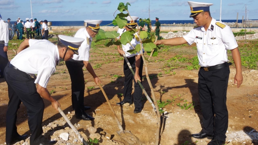 Quân dân thị trấn Trường Sa phát động phong trào thi đua "lập công dâng Đảng"