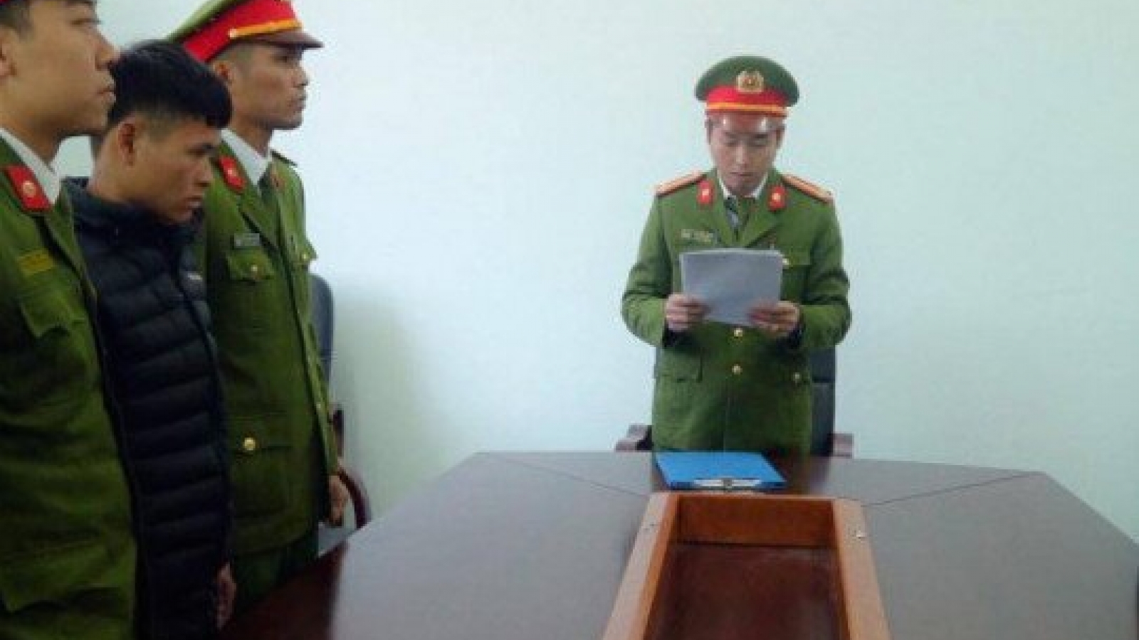 Khởi tố, bắt tạm giam đối tượng nhiều lần giao cấu với người vị thành niên