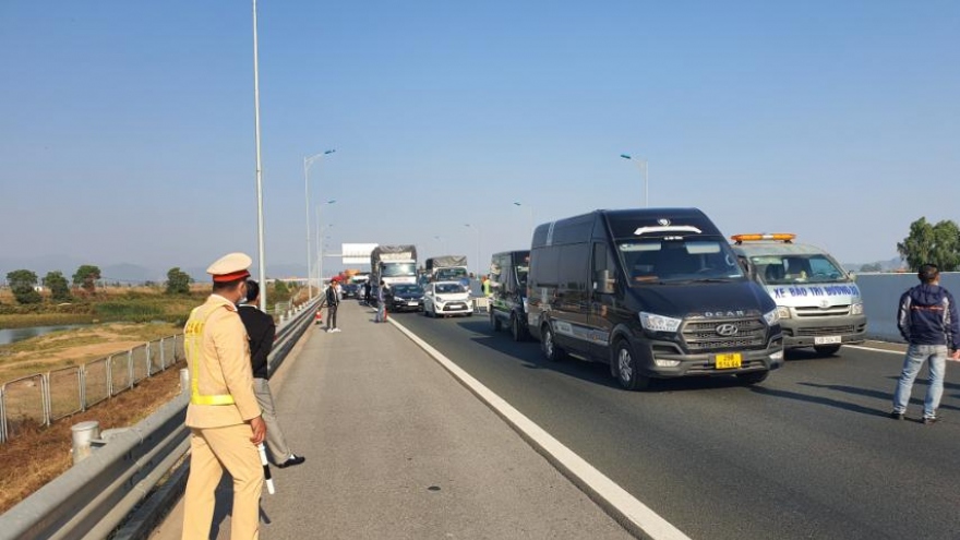 Hai xe tải va chạm khiến ùn tắc kéo dài trên cao tốc Hạ Long - Hải Phòng