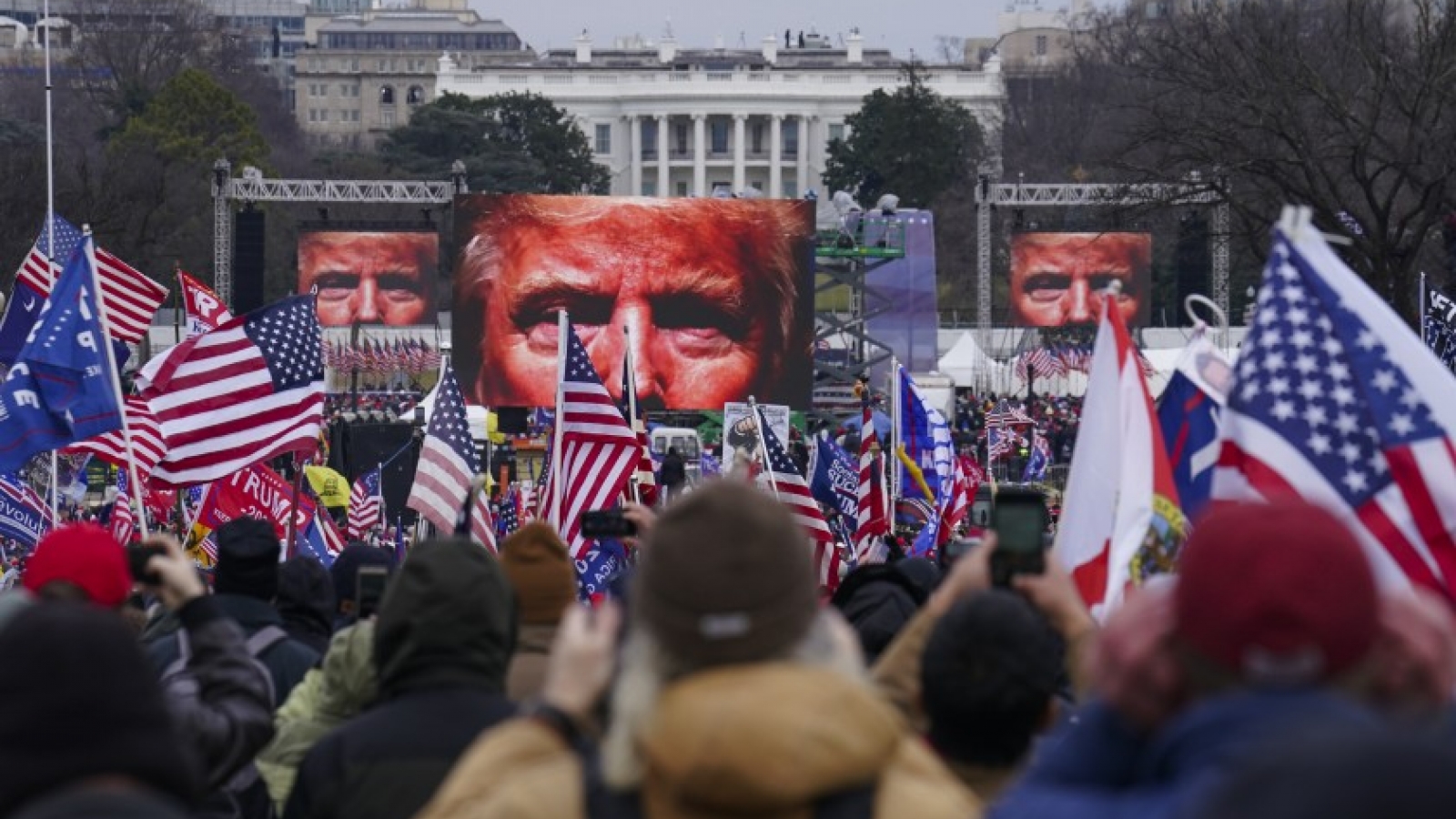 Theo bước Facebook và Twitter, Instagram tạm khóa tài khoản của Tổng thống Donald Trump