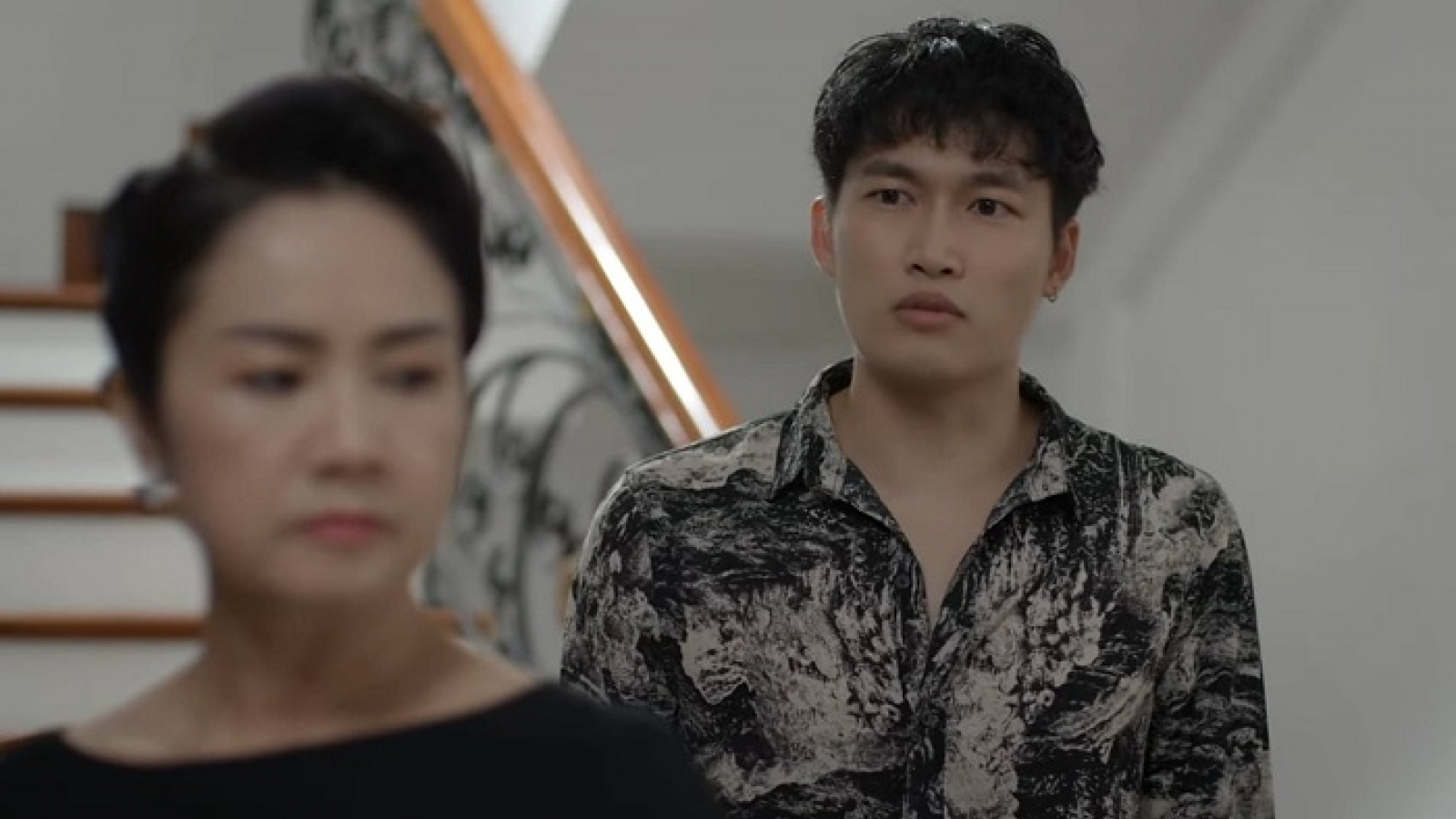 “Hướng dương ngược nắng” tập 17: Trí phải rời nhà họ Cao, Kiên bị theo dõi