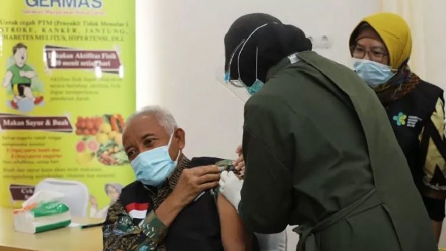 Quan chức Indonesia dương tính với virus SARS-CoV-2 sau khi tiêm vaccine