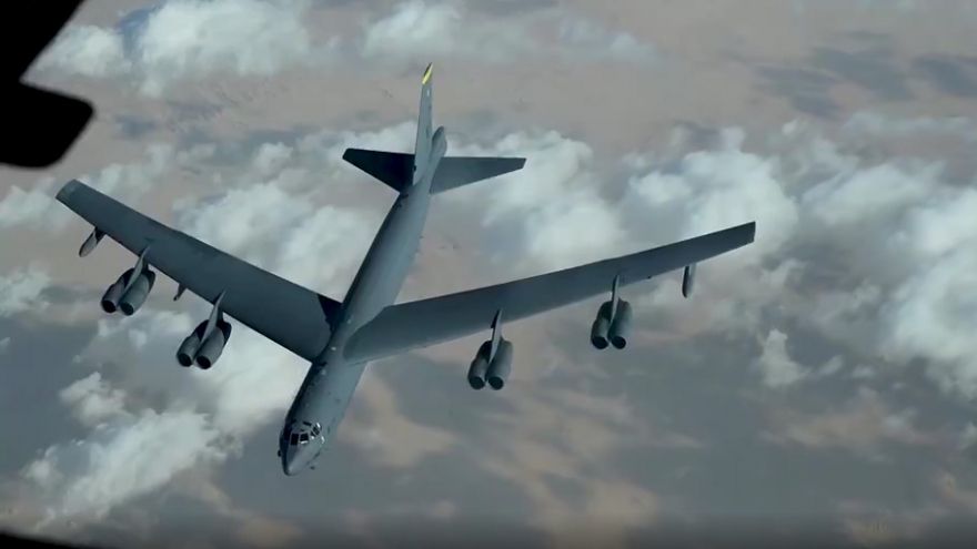 Cận cảnh KC-10 Extender tiếp nhiên liệu cho oanh tạc cơ B-52 trên bầu trời Trung Đông