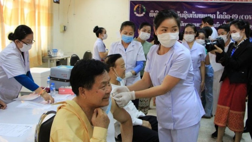 Hơn 600 người trên tuyến đầu chống dịch ở Lào được tiêm vaccine Covid-19