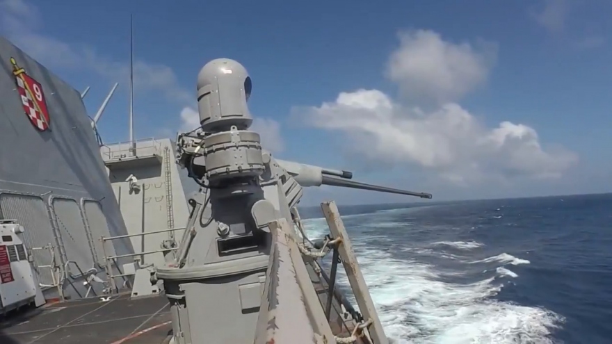 Tàu khu trục Mỹ khai hỏa súng máy Mark 38 trong cuộc tập trận ở Ấn Độ Dương