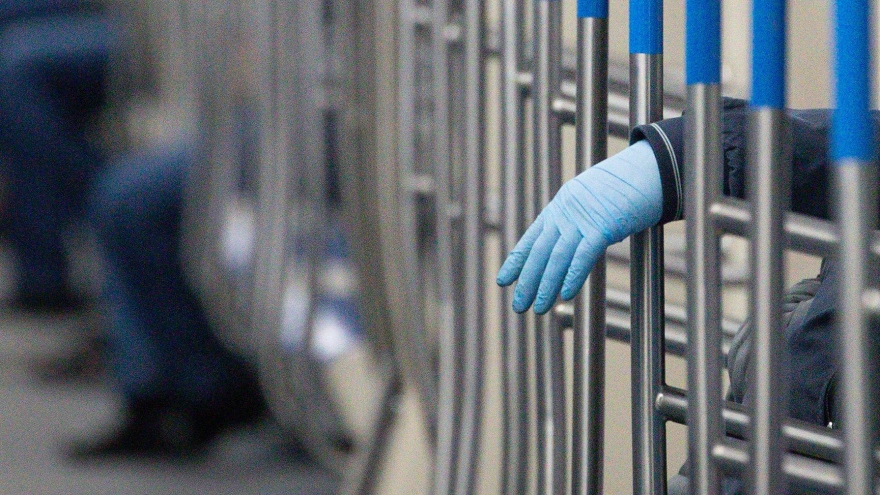 Nga đang điều tra việc cung cấp gần 10 triệu găng tay đã qua sử dụng
