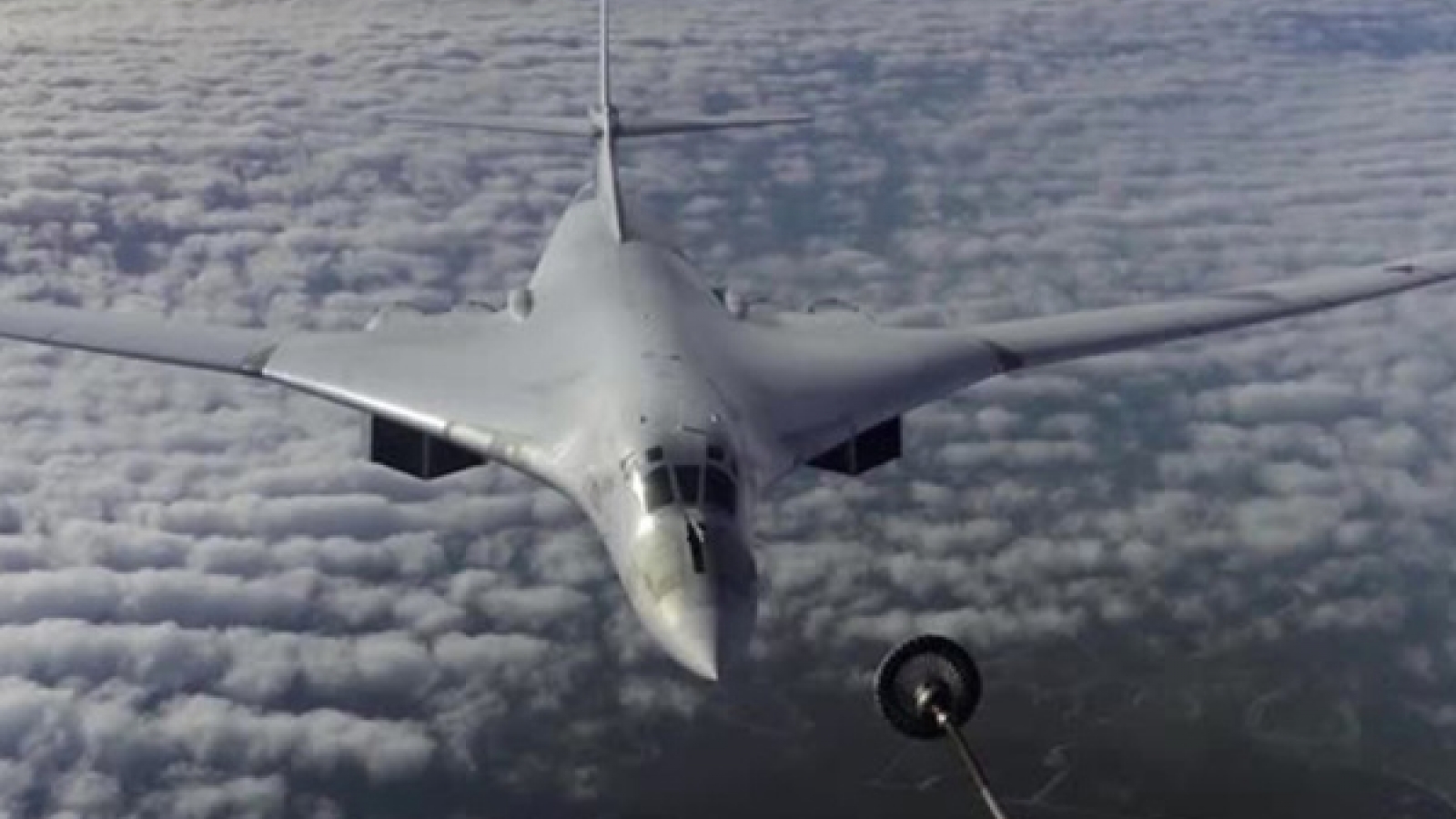 Thiên nga trắng Tu-160 tiếp nhiên liệu trên không trong đêm khi bay qua Bắc cực