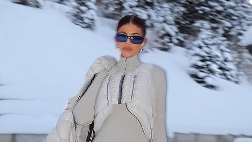 Kylie Jenner tạo dáng sang chảnh trên lớp tuyết dày đặc