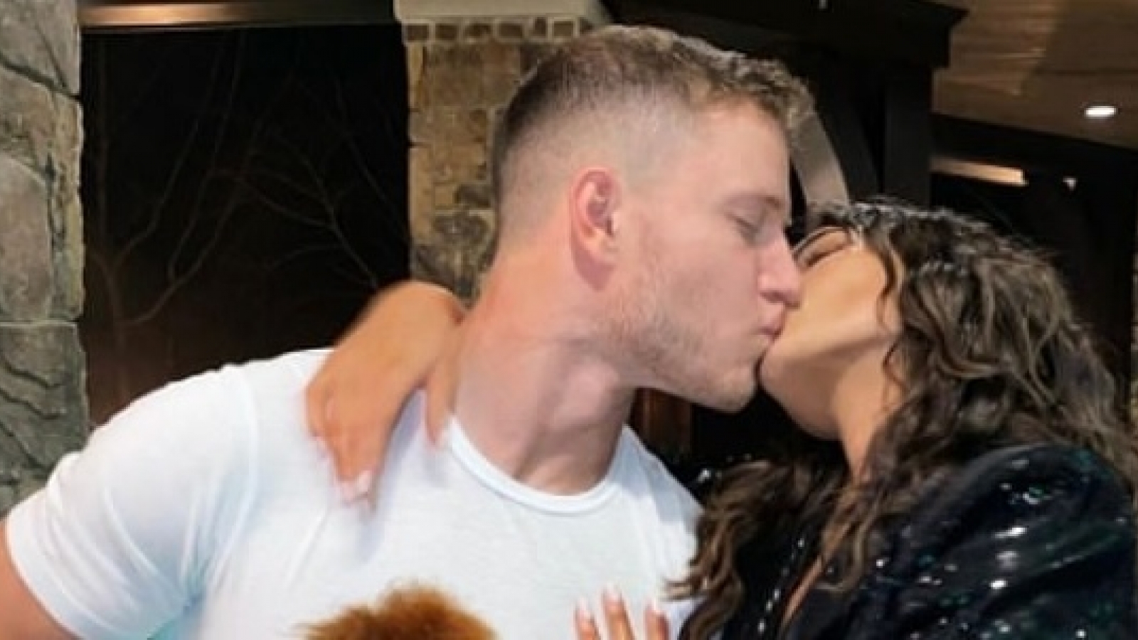 Hoa hậu Olivia Culpo ngọt ngào "khóa môi" tình trẻ dịp đầu năm