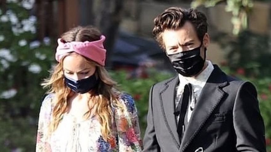 Harry Styles tình tứ nắm tay bạn gái hơn 10 tuổi Olivia Wilde đi dự tiệc cưới