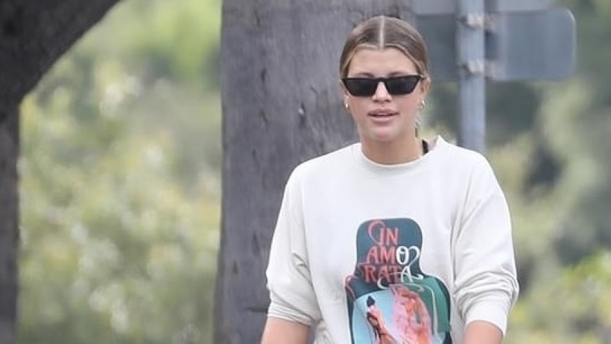 Sofia Richie để mặt mộc dắt thú cưng đi dạo phố sau khi chia tay bạn trai