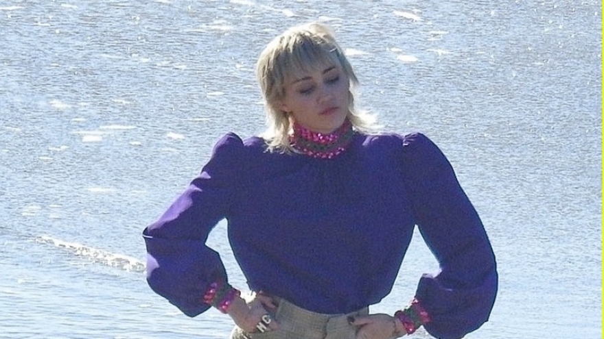 Miley Cyrus đi chân trần quay MV mới trên bãi biển 