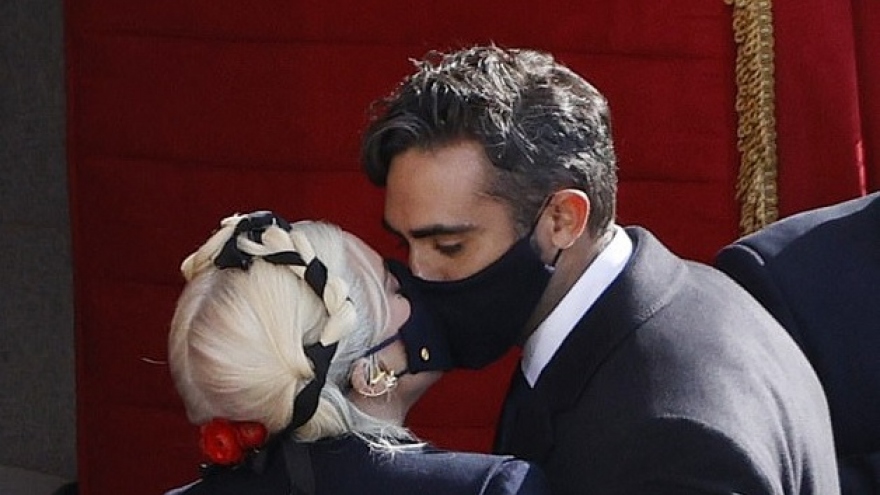 Lady Gaga ngọt ngào hôn bạn trai doanh nhân 