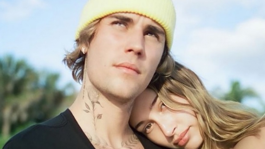Justin Bieber thân mật bên bà xã sau tuyên bố chưa vội có con