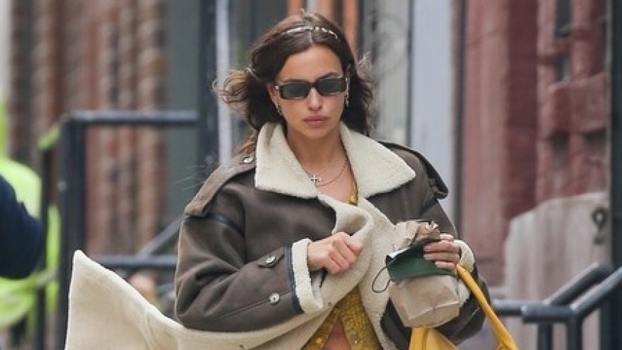 Irina Shayk sành điệu sải bước trên đường phố New York