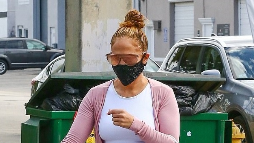 Jennifer Lopez diện áo croptop và quần legging khỏe khoắn đi tập gym dịp cuối tuần