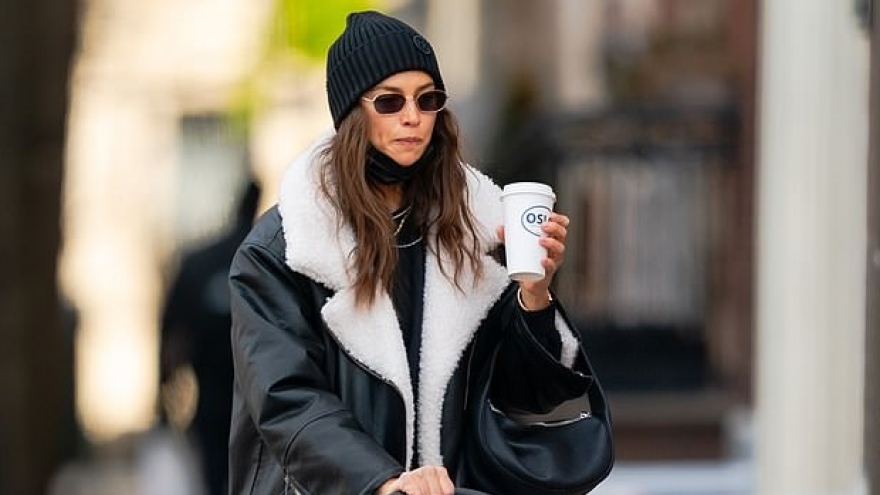 Irina Shayk mặc đồ khỏe khoắn đưa con gái cưng đi dạo phố ở New York