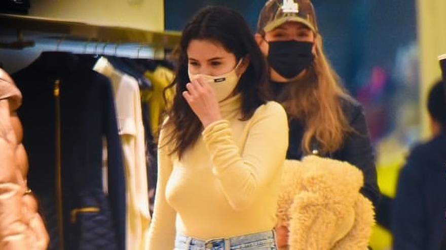 Selena Gomez vui vẻ đi mua sắm khi được nghỉ quay phim