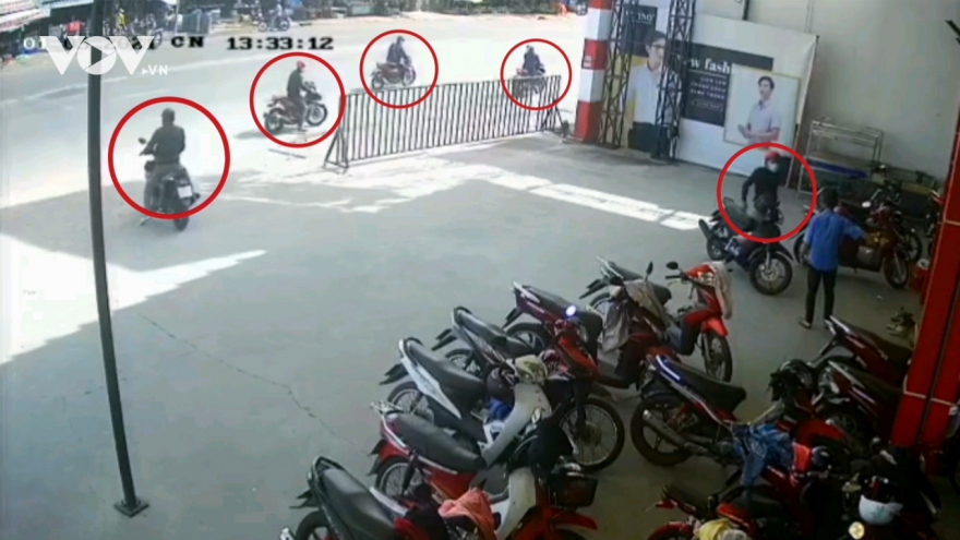 Dàn cảnh trộm, cướp 2 xe máy ngay trước mắt bảo vệ