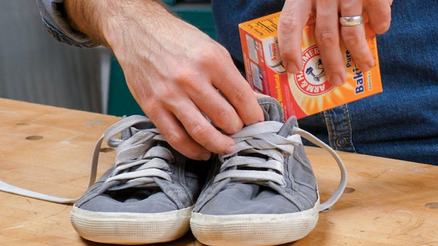 Làm thế nào để khử mùi hôi của giày trong tiết trời hanh khô?