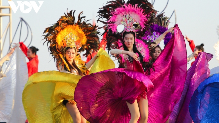 Huge crowds gather to enjoy Ha Long winter carnival