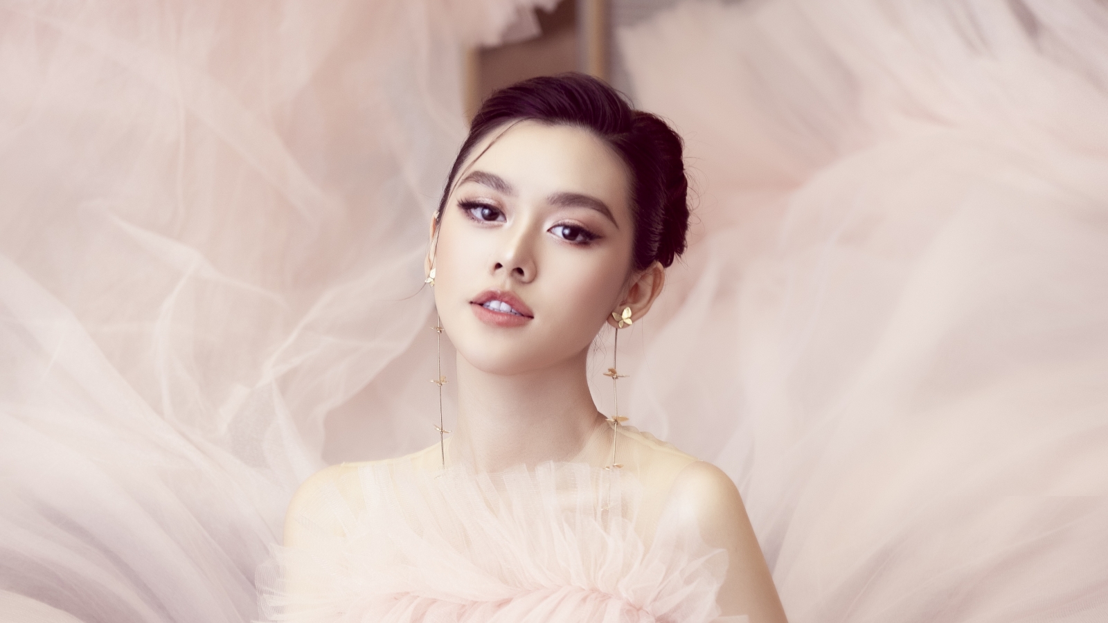 Á hậu Tường San lần đầu xuất hiện sau đám cưới 