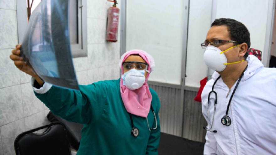 Ai Cập tiêm những liều vaccine COVID-19 đầu tiên cho các nhân viên y tế