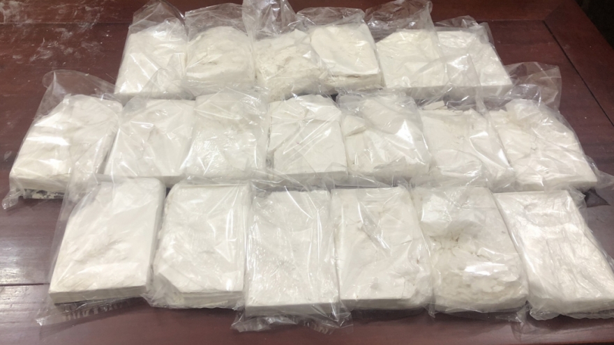 Trá hình buôn bánh kẹo, vận chuyển 13kg heroin qua biên giới