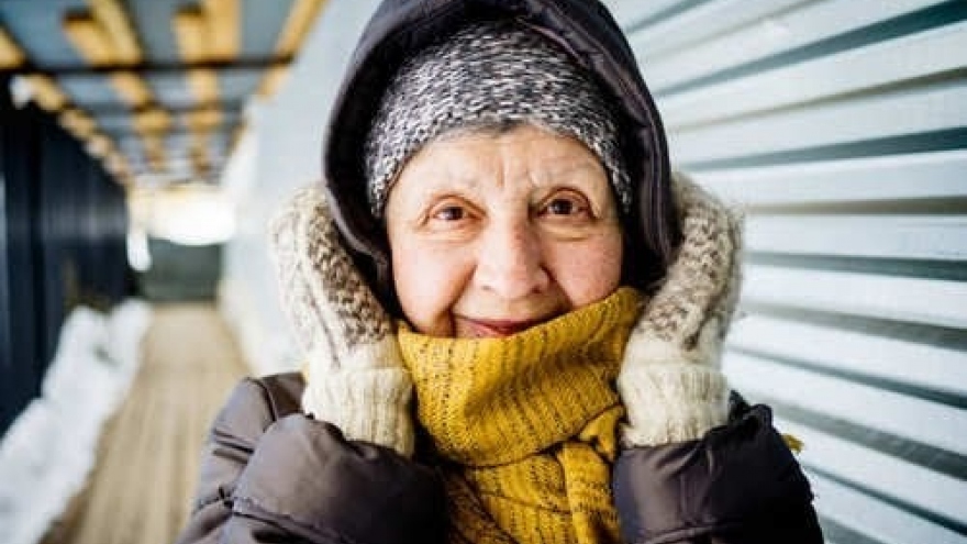 Cách giữ ấm cơ thể cho người già trong thời tiết lạnh giá