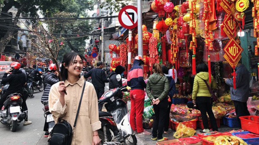 Bustling Hanoi street gears up for upcoming Tet holiday