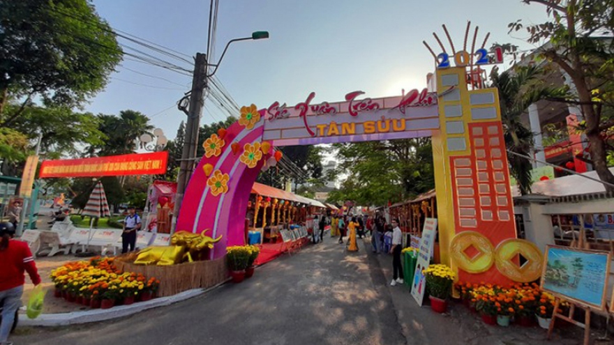 Mekong Delta city hosts spring festival ahead of Lunar New Year holiday