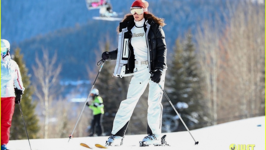Bella Hadid để mặt mộc đi trượt tuyết cùng bạn bè