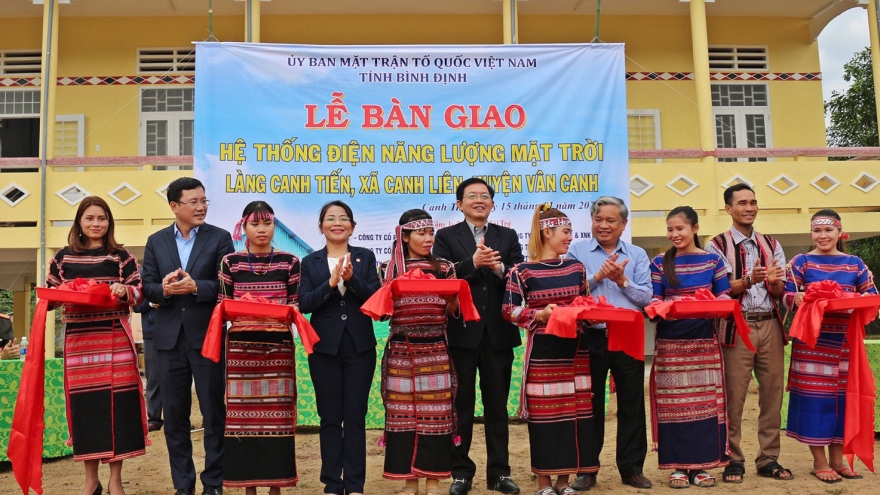 Tặng hệ thống điện mặt trời cho đồng bào thiểu số huyện Vân Canh, Bình Định