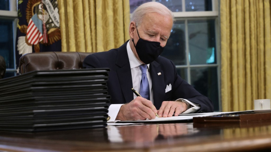 Video: Tân Tổng thống Mỹ Biden đặt bút ký những sắc lệnh hành pháp đầu tiên