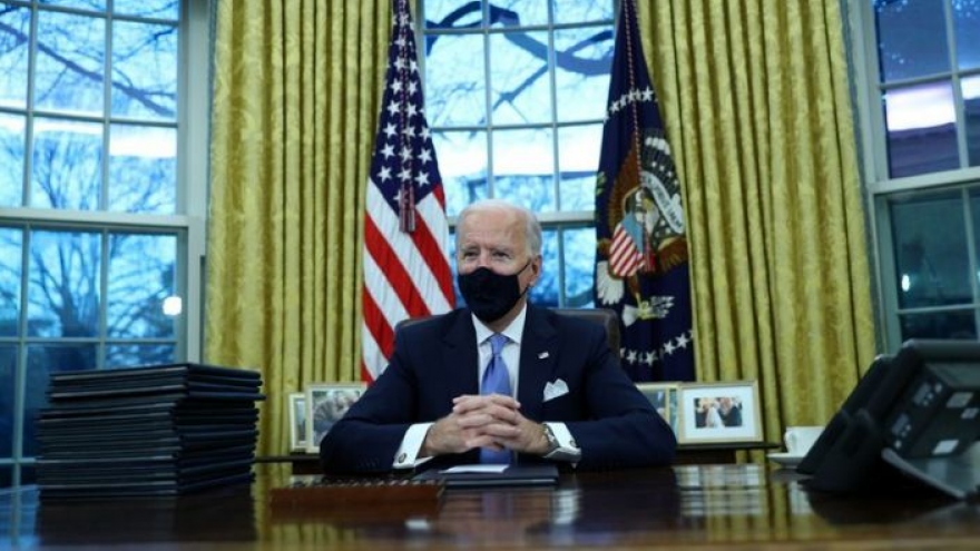 Tổng thống Biden đảo ngược di sản của người tiền nhiệm ngay trong ngày đầu nhiệm kỳ
