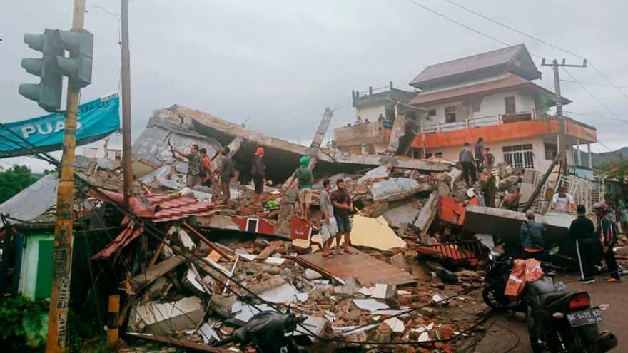 Indonesia khẩn trương tìm kiếm nạn nhân bị vùi lấp trong trận động đất 6,2 độ