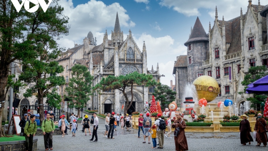 Tourism destinations attract visitors during New Year holiday