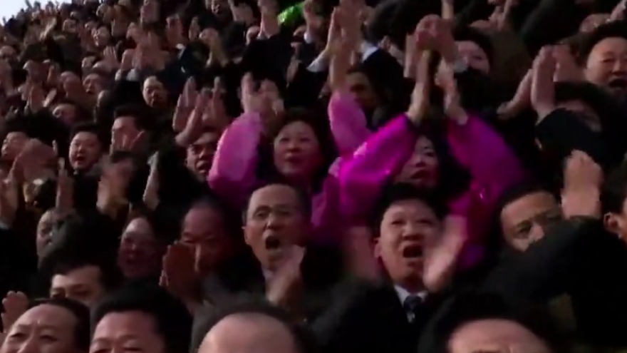 Video: Tổng bí thư Kim Jong Un gặp gỡ, chụp ảnh tập thể với đại biểu Đại hội Đảng Lao động
