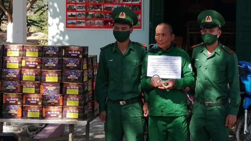 Dùng thuyền vận chuyển pháo nổ từ Campuchia về Việt Nam trong đêm